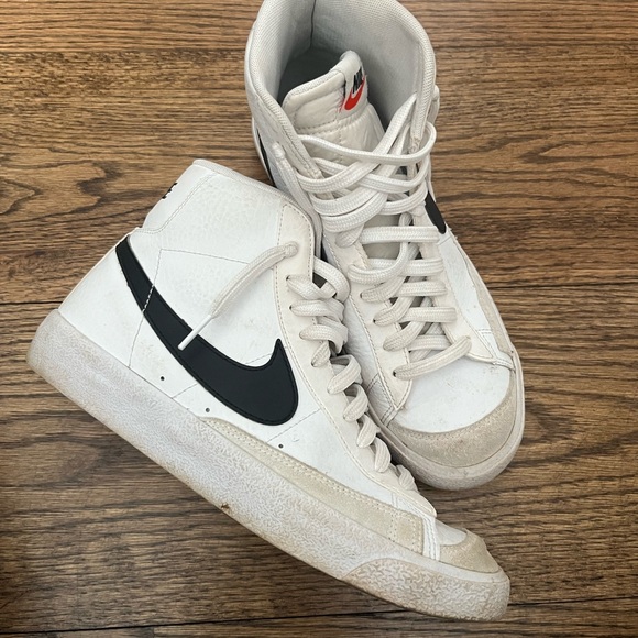 Nike Youth Classic White and Black Sneakers - Picture 6 of 6